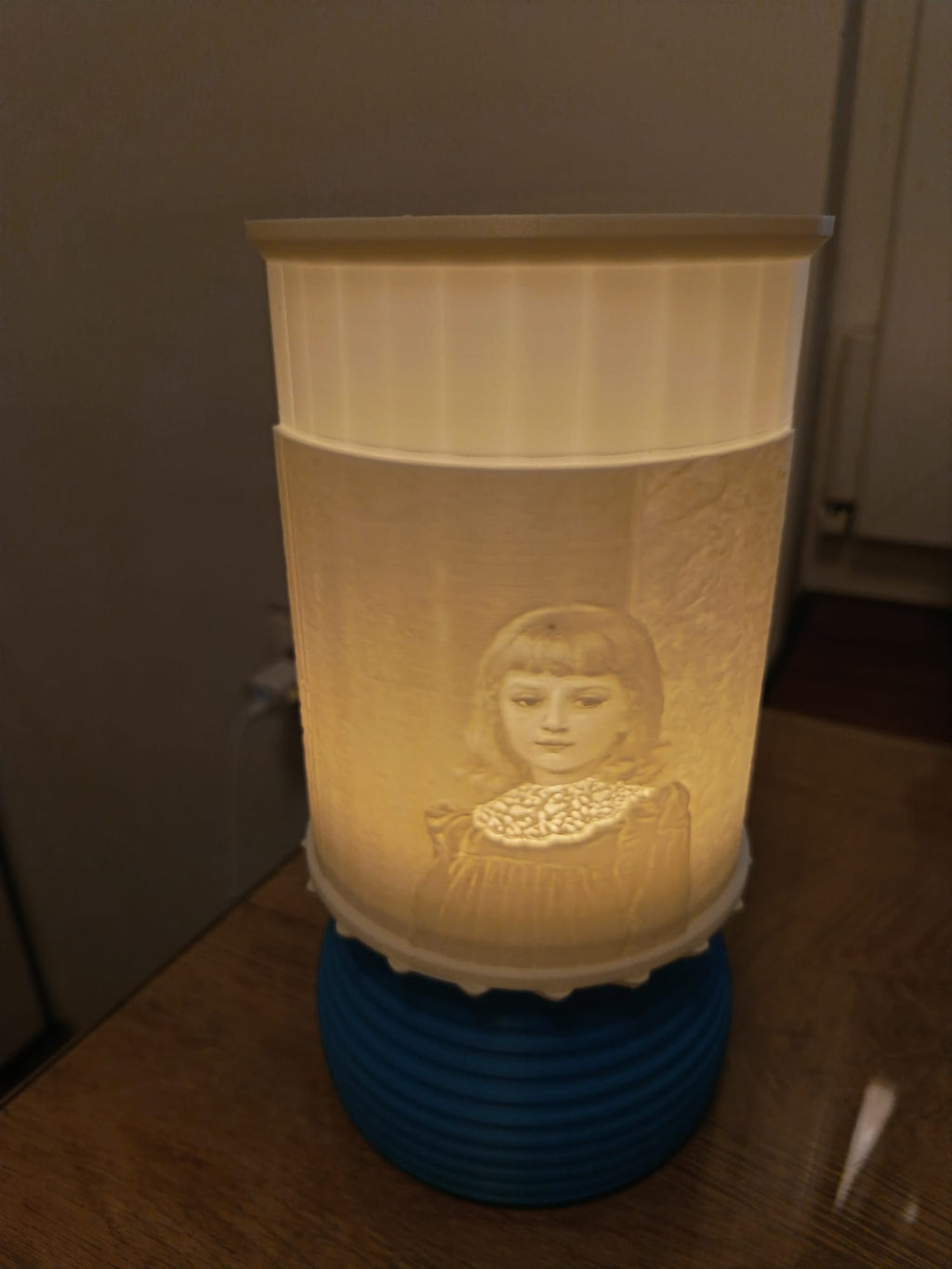 Personalizirana lithophane lampa s fotografijom u 3D printanoj bazi